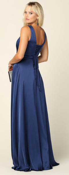 Yamila - robe longue en tissus satiné avec décolleté, poches, bretelles larges et jambe fendue Yamila - robe longue en tissus satiné avec décolleté, poches, bretelles larges et jambe fendue