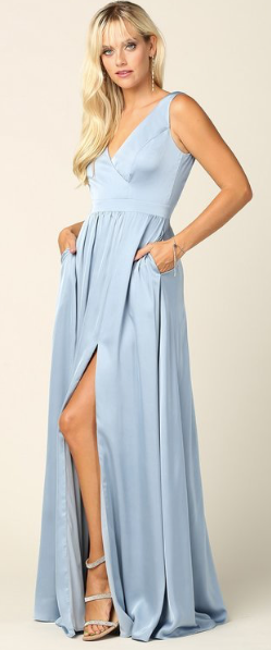 Yamila - robe longue en tissus satiné avec décolleté, poches, bretelles larges et jambe fendue Yamila - robe longue en tissus satiné avec décolleté, poches, bretelles larges et jambe fendue