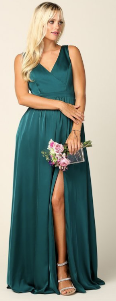 Yamila - robe longue en tissus satiné avec décolleté, poches, bretelles larges et jambe fendue Yamila - robe longue en tissus satiné avec décolleté, poches, bretelles larges et jambe fendue