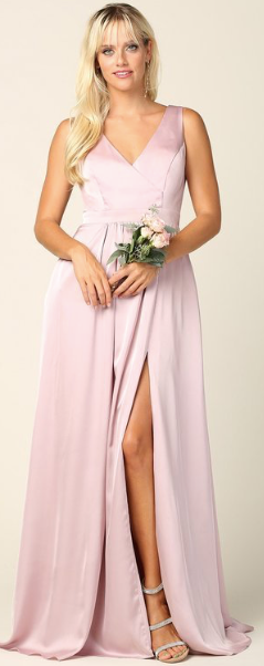 Yamila - robe longue en tissus satiné avec décolleté, poches, bretelles larges et jambe fendue Yamila - robe longue en tissus satiné avec décolleté, poches, bretelles larges et jambe fendue