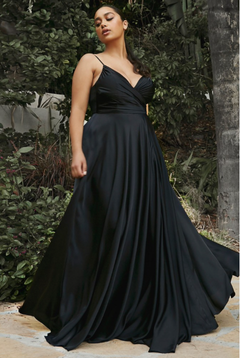 Preston *taille 4 à 14* - robe longue en tissus satiné avec décolleté en V plongeant, bretelles fines et jambe fendue Preston *taille 4 à 14* - robe longue en tissus satiné avec décolleté en V plongeant, bretelles fines et jambe fendue