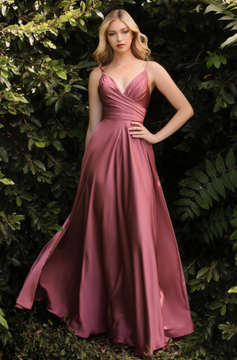 Preston *taille 16 à 24* - robe longue en tissus satiné avec décolleté en V plongeant, bretelles fines et jambe fendue Preston *taille 16 à 24* - robe longue en tissus satiné avec décolleté en V plongeant, bretelles fines et jambe fendue