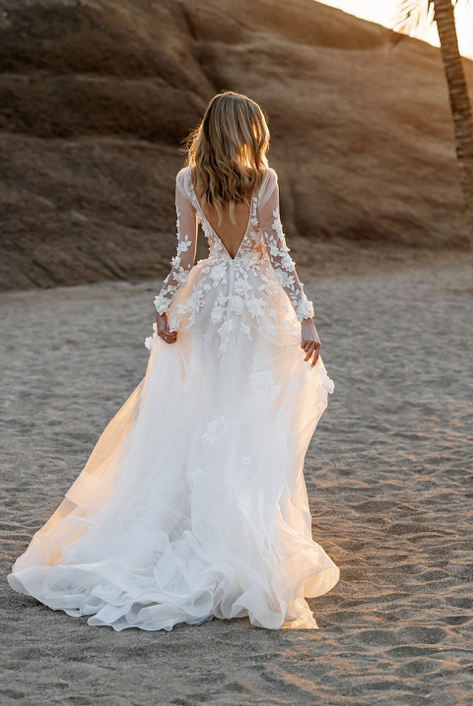 Glynis- robe de mariée en tulle avec dentelle 3D, décolleté plongeant et manches longues Glynis- robe de mariée en tulle avec dentelle 3D, décolleté plongeant et manches longues