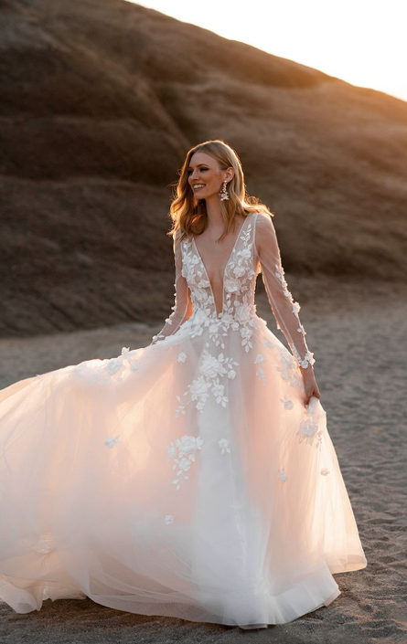 Glynis- robe de mariée en tulle avec dentelle 3D, décolleté plongeant et manches longues Glynis- robe de mariée en tulle avec dentelle 3D, décolleté plongeant et manches longues
