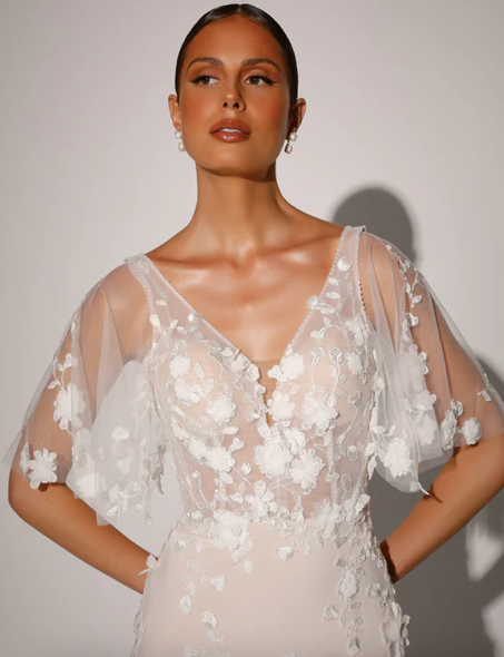 Binder *échantillon taille 18*- robe de mariée coupe ajustée en dentelle florale 3D et manches romantiques amovibles Binder *échantillon taille 18*- robe de mariée coupe ajustée en dentelle florale 3D et manches romantiques amovibles