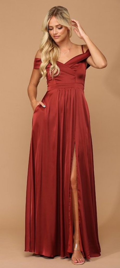 Harlyn - robe longue en tissus satiné off shoulders avec décolleté en coeur, poches, bretelles tombantes et jambe fendue Harlyn - robe longue en tissus satiné off shoulders avec décolleté en coeur, poches, bretelles tombantes et jambe fendue