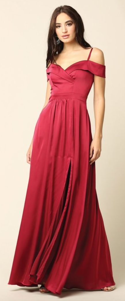 Harlyn - robe longue en tissus satiné off shoulders avec décolleté en coeur, poches, bretelles tombantes et jambe fendue Harlyn - robe longue en tissus satiné off shoulders avec décolleté en coeur, poches, bretelles tombantes et jambe fendue