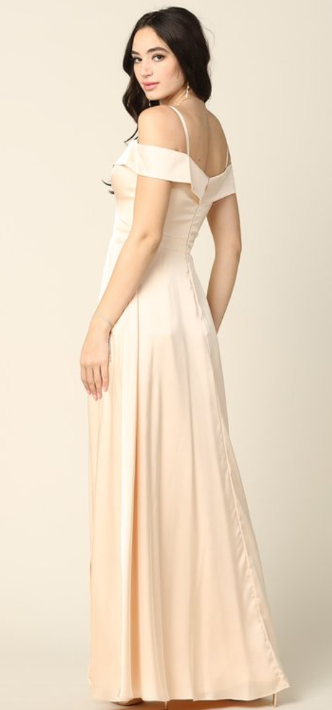 Harlyn - robe longue en tissus satiné off shoulders avec décolleté en coeur, poches, bretelles tombantes et jambe fendue Harlyn - robe longue en tissus satiné off shoulders avec décolleté en coeur, poches, bretelles tombantes et jambe fendue