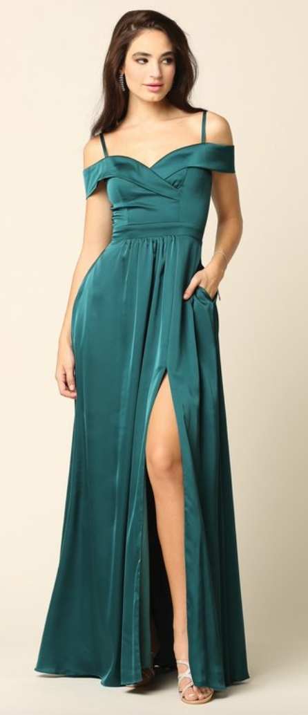 Harlyn - robe longue en tissus satiné off shoulders avec décolleté en coeur, poches, bretelles tombantes et jambe fendue Harlyn - robe longue en tissus satiné off shoulders avec décolleté en coeur, poches, bretelles tombantes et jambe fendue