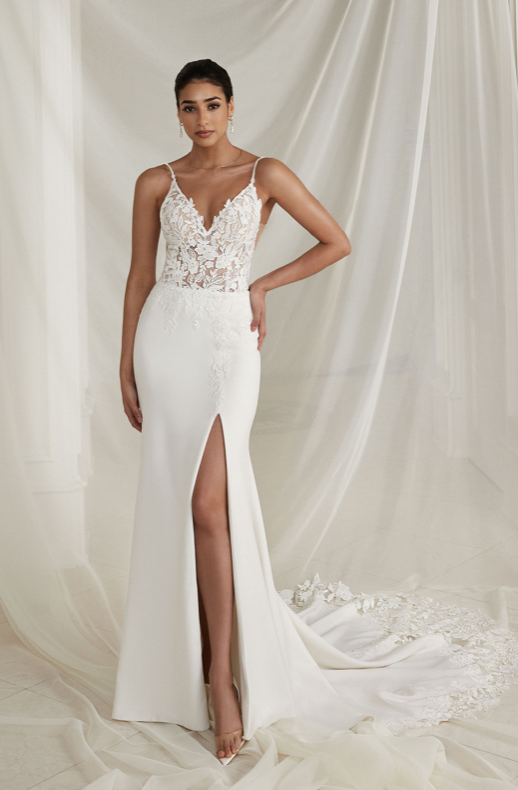 Zane - robe de mariée coupe ajustée en crêpe avec fente à la jambe à bretelles fines et dos ouvert Zane - robe de mariée coupe ajustée en crêpe avec fente à la jambe à bretelles fines et dos ouvert