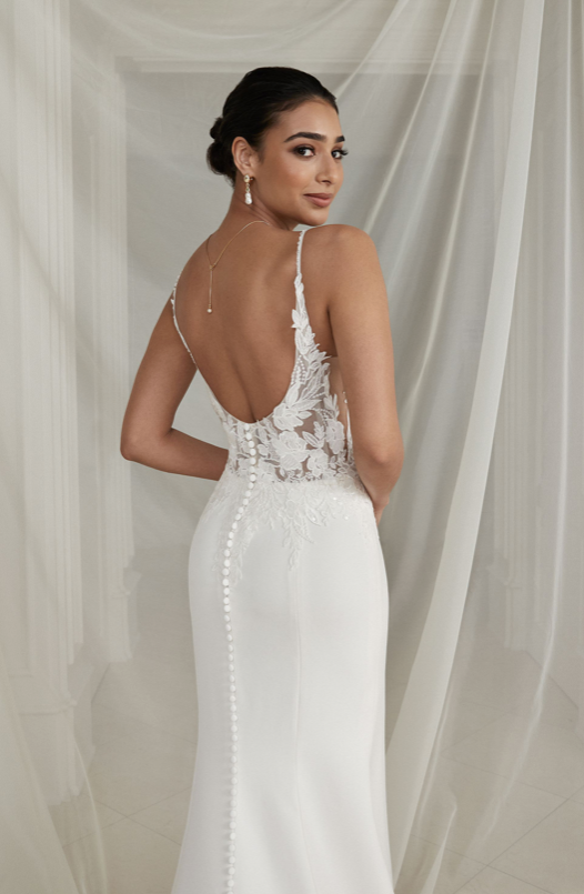 Zane - robe de mariée coupe ajustée en crêpe avec fente à la jambe à bretelles fines et dos ouvert Zane - robe de mariée coupe ajustée en crêpe avec fente à la jambe à bretelles fines et dos ouvert