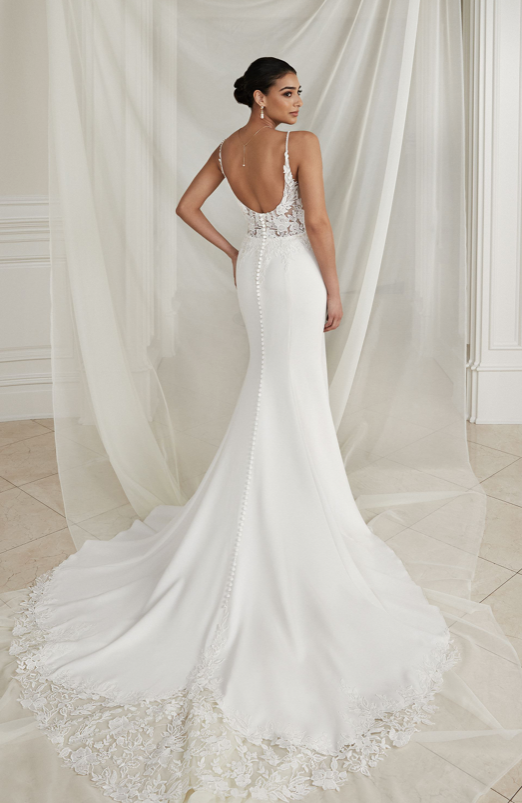 Zane - robe de mariée coupe ajustée en crêpe avec fente à la jambe à bretelles fines et dos ouvert Zane - robe de mariée coupe ajustée en crêpe avec fente à la jambe à bretelles fines et dos ouvert