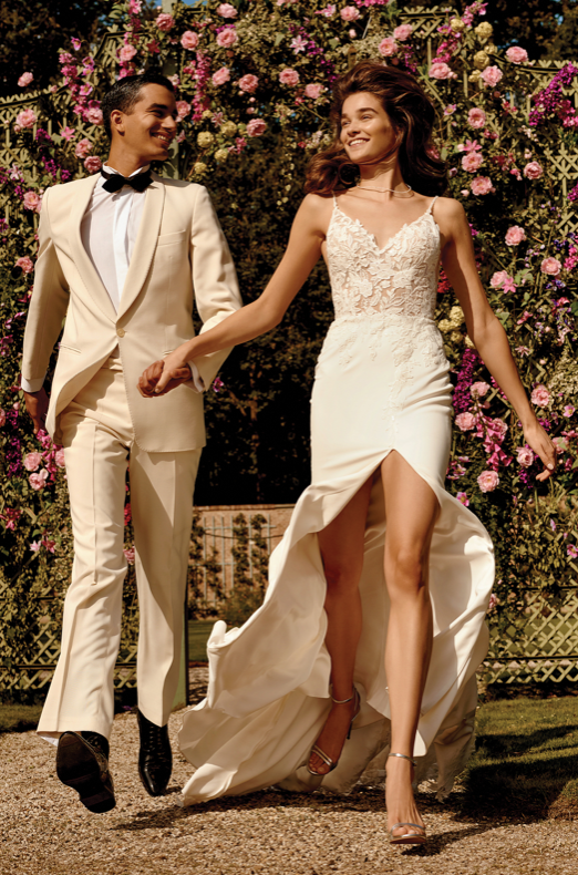 Zane - robe de mariée coupe ajustée en crêpe avec fente à la jambe à bretelles fines et dos ouvert Zane - robe de mariée coupe ajustée en crêpe avec fente à la jambe à bretelles fines et dos ouvert