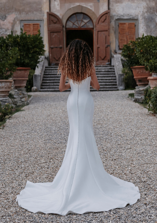 Bust *taille plus* - robe de mariée moderne et simple en mikado de coupe ajustée Bust *taille plus* - robe de mariée moderne et simple en mikado de coupe ajustée