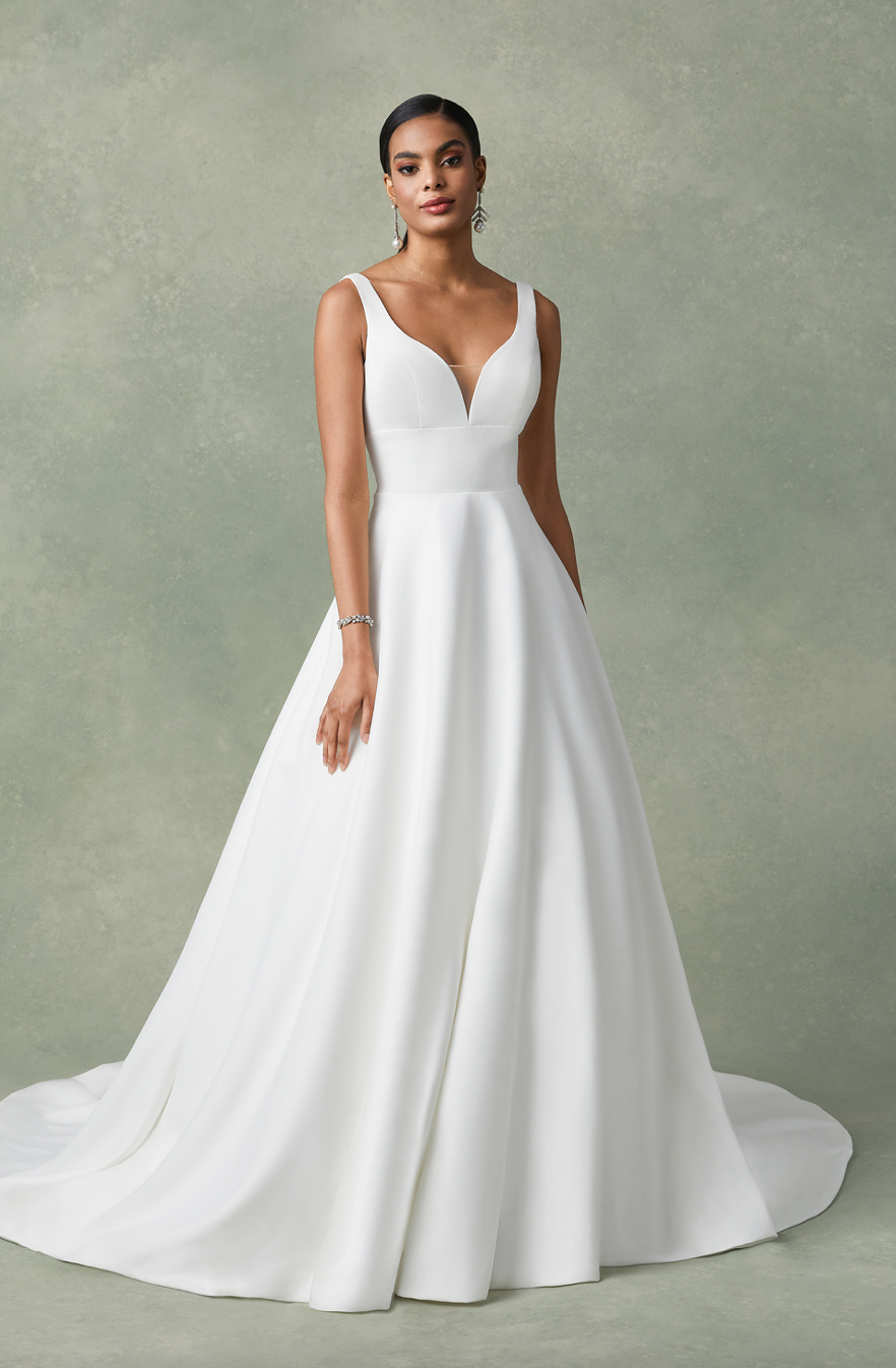 Rita *taille plus* - robe de mariée classique à décolleté plongeant illusion et dos ouvert Rita *taille plus* - robe de mariée classique à décolleté plongeant illusion et dos ouvert