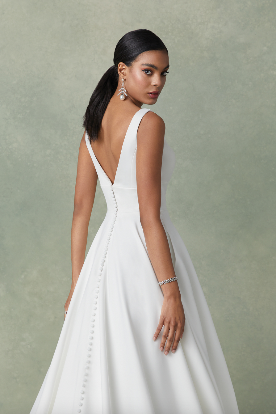 Rita *taille plus* - robe de mariée classique à décolleté plongeant illusion et dos ouvert Rita *taille plus* - robe de mariée classique à décolleté plongeant illusion et dos ouvert