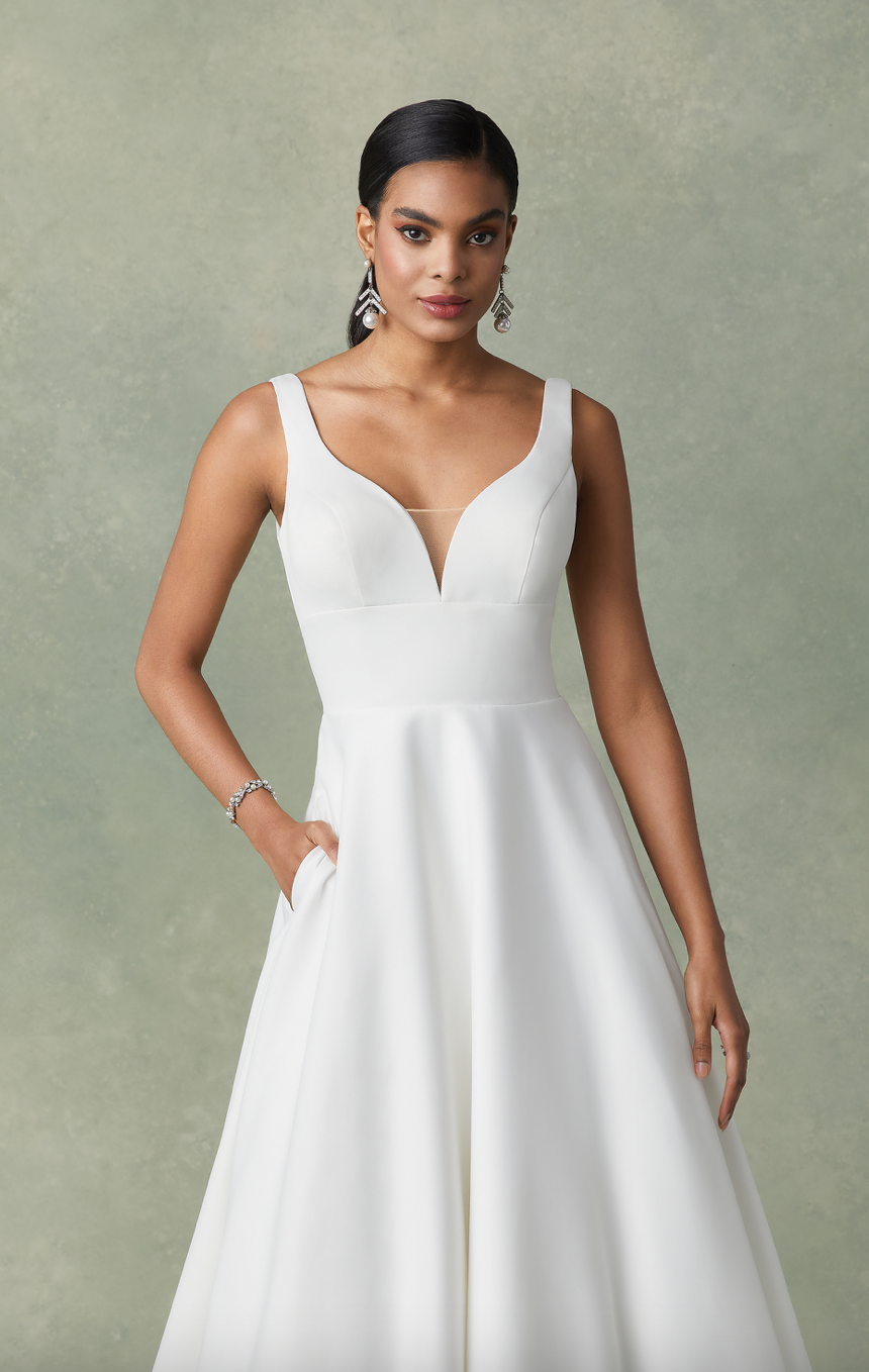 Rita *taille plus* - robe de mariée classique à décolleté plongeant illusion et dos ouvert Rita *taille plus* - robe de mariée classique à décolleté plongeant illusion et dos ouvert