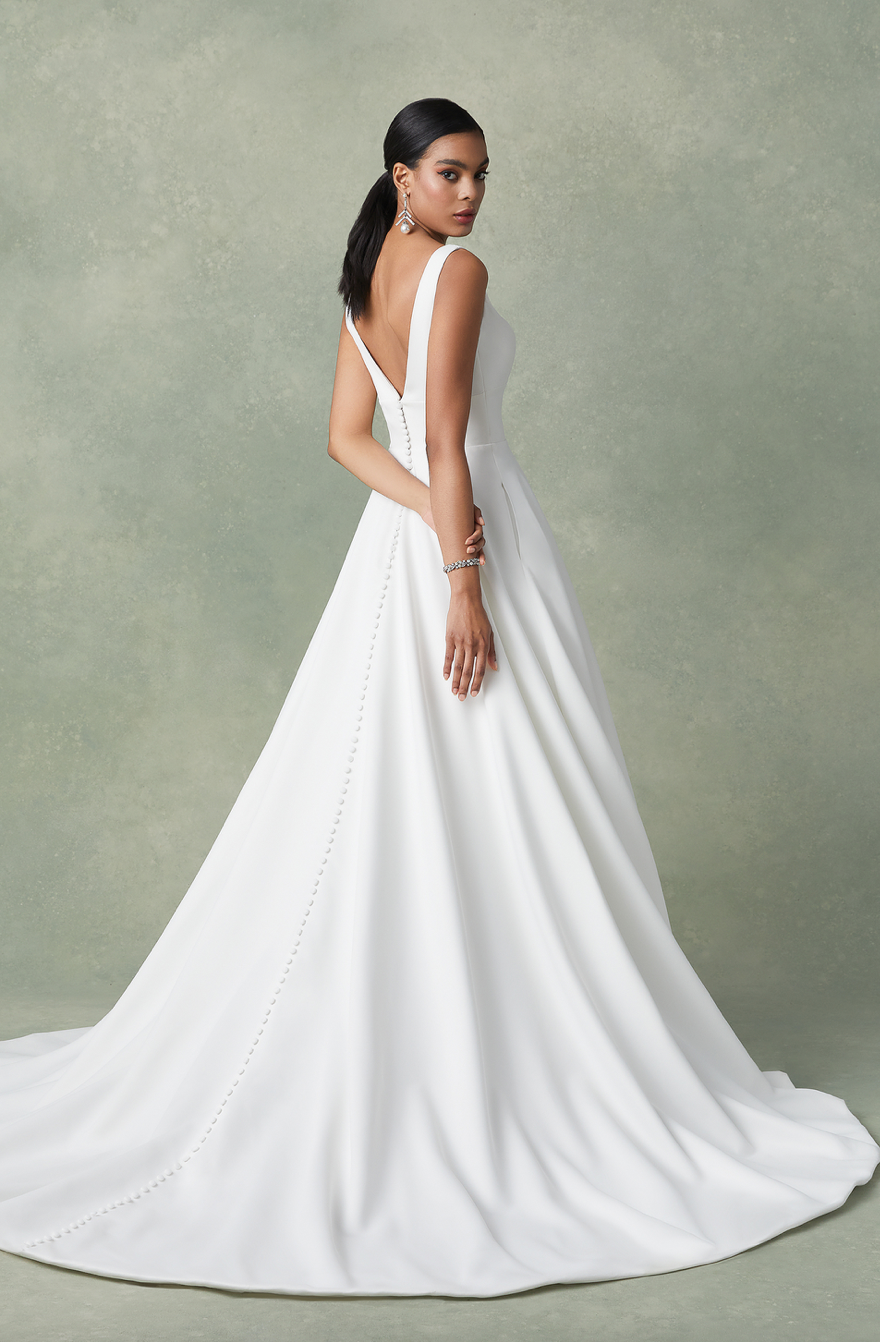 Rita *taille plus* - robe de mariée classique à décolleté plongeant illusion et dos ouvert Rita *taille plus* - robe de mariée classique à décolleté plongeant illusion et dos ouvert