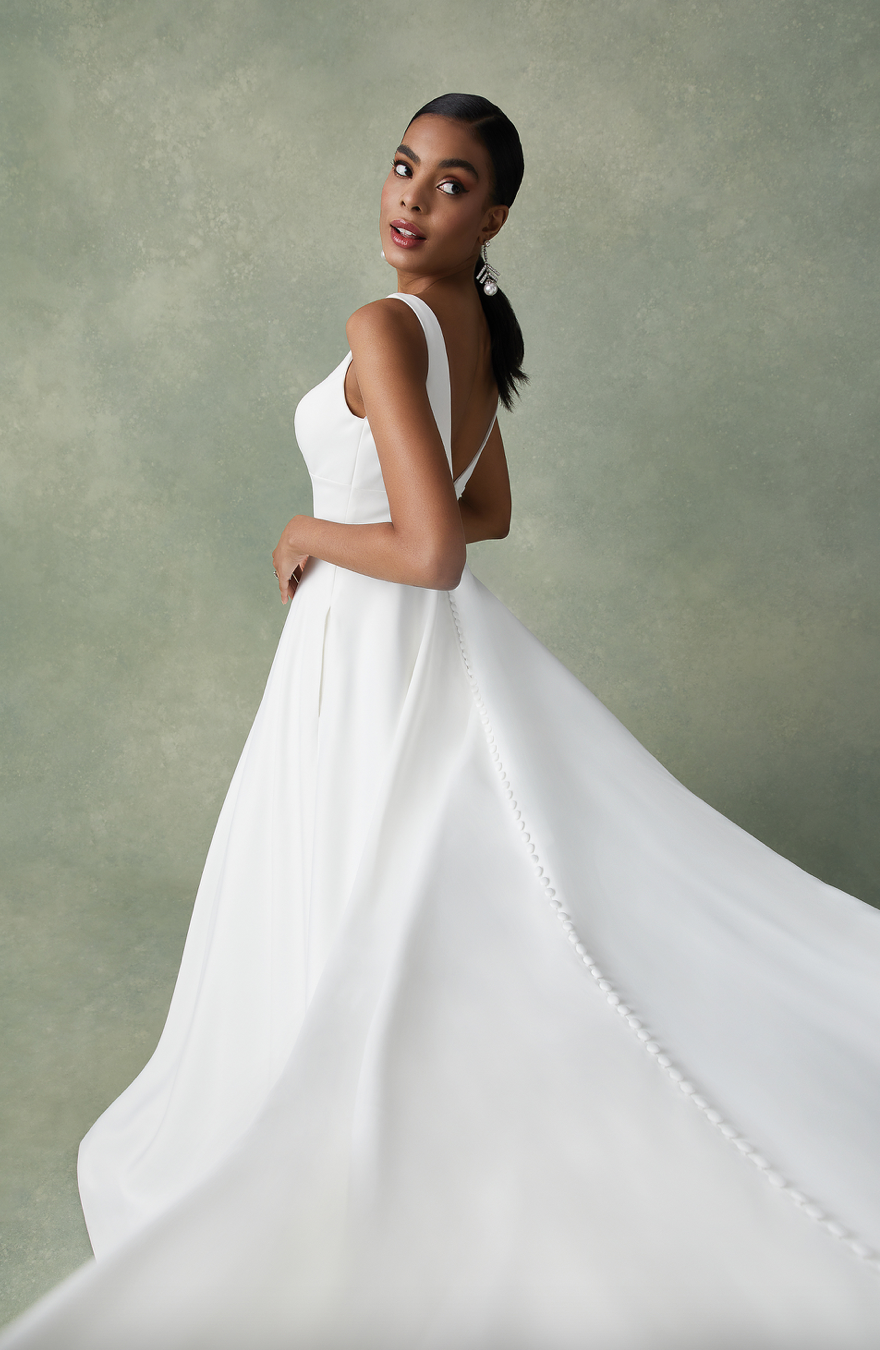 Rita *taille plus* - robe de mariée classique à décolleté plongeant illusion et dos ouvert Rita *taille plus* - robe de mariée classique à décolleté plongeant illusion et dos ouvert