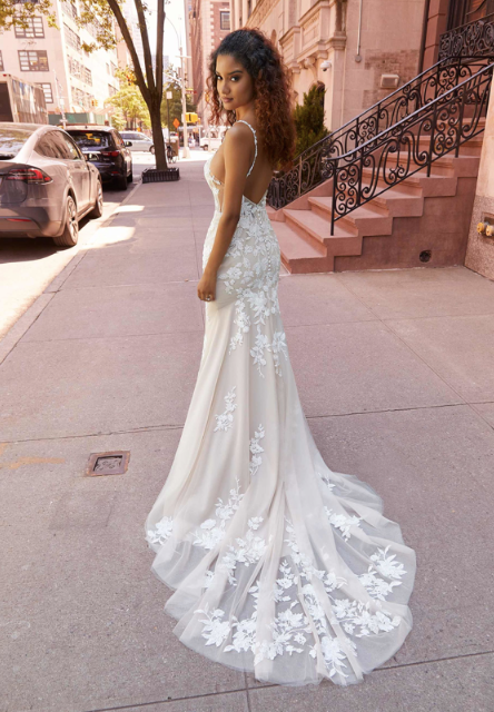 Clyde - robe de mariée ajustée en dentelle extensible à dos dégagé Clyde - robe de mariée ajustée en dentelle extensible à dos dégagé