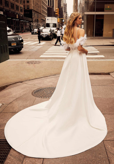 Justina *taille plus* - robe de mariée en satin avec fente à la jambe, bretelles fines et bretelles tombantes en plumes Justina *taille plus* - robe de mariée en satin avec fente à la jambe, bretelles fines et bretelles tombantes en plumes