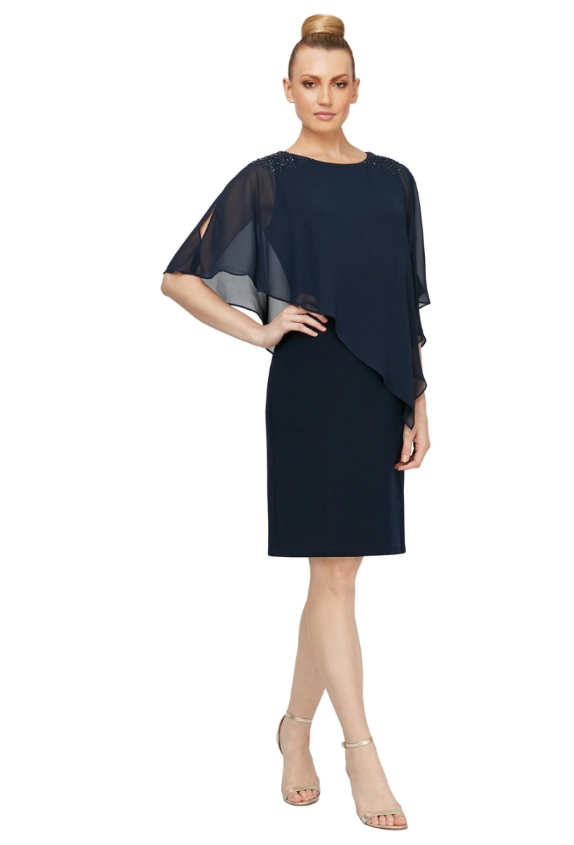 Aïna *échantillon taille 12 et 18* - robe droite en jersey épais extensible avec voilage asymétrique et perles aux épaules Aïna *échantillon taille 12 et 18* - robe droite en jersey épais extensible avec voilage asymétrique et perles aux épaules
