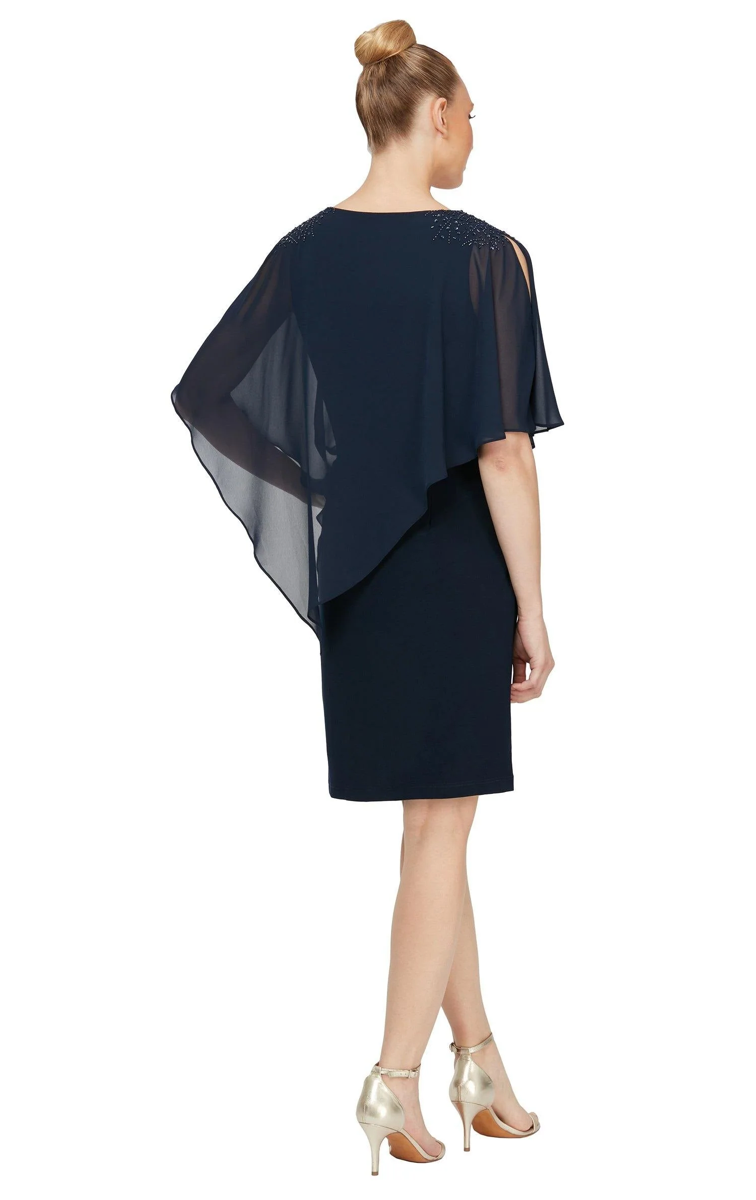 Aïna *échantillon taille 12 et 18* - robe droite en jersey épais extensible avec voilage asymétrique et perles aux épaules Aïna *échantillon taille 12 et 18* - robe droite en jersey épais extensible avec voilage asymétrique et perles aux épaules