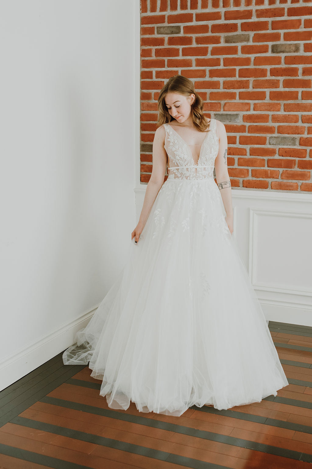 Carmi - robe de mariée à jupe volumineuse d'inspiration boho à décolleté plongeant Carmi - robe de mariée à jupe volumineuse d'inspiration boho à décolleté plongeant