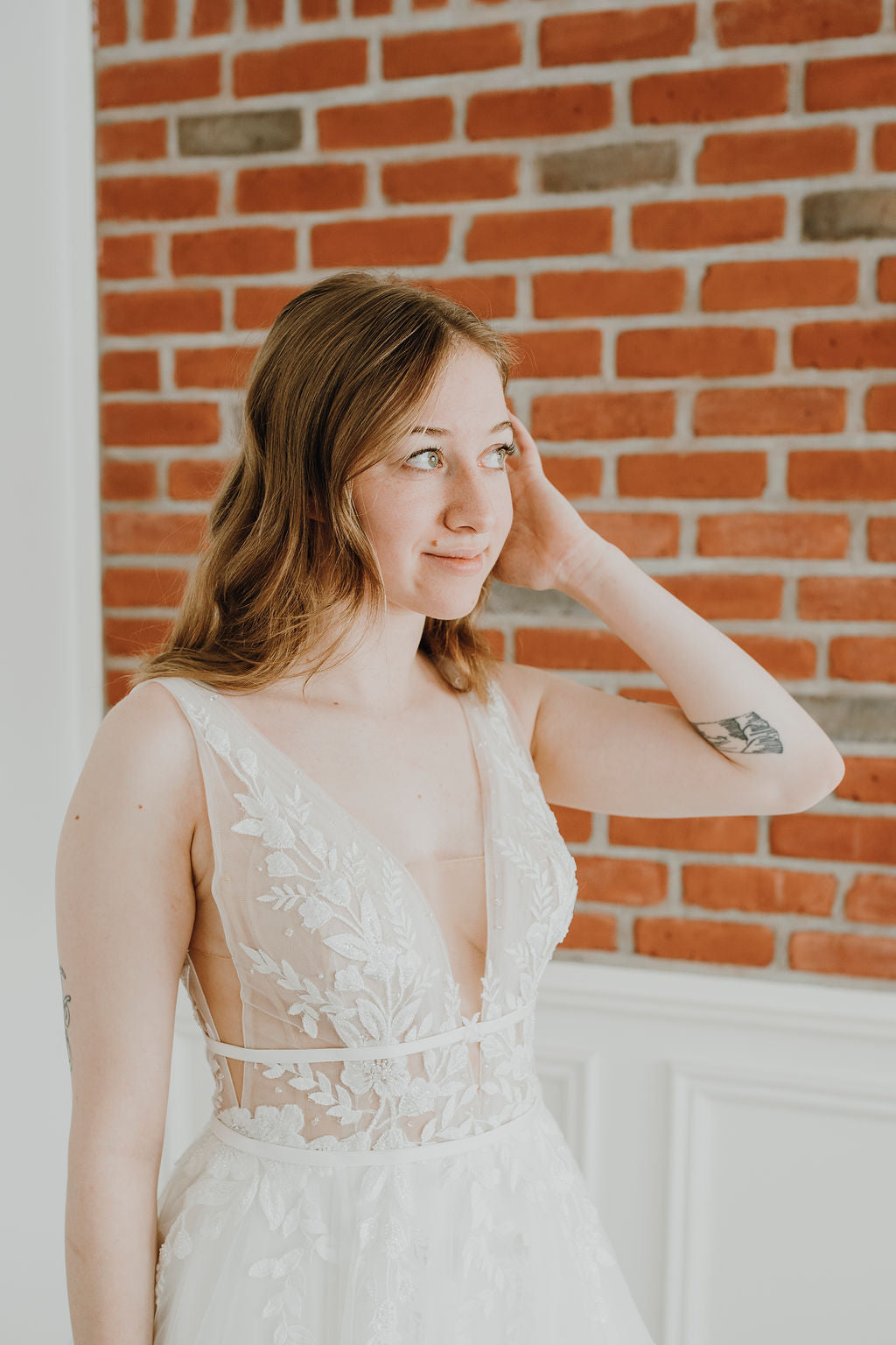 Carmi - robe de mariée à jupe volumineuse d'inspiration boho à décolleté plongeant Carmi - robe de mariée à jupe volumineuse d'inspiration boho à décolleté plongeant