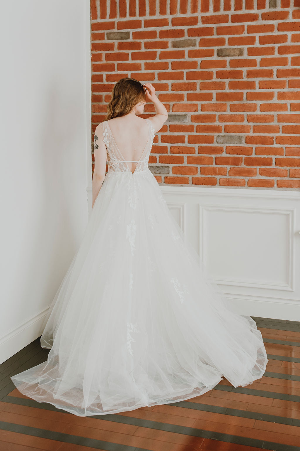 Carmi - robe de mariée à jupe volumineuse d'inspiration boho à décolleté plongeant Carmi - robe de mariée à jupe volumineuse d'inspiration boho à décolleté plongeant