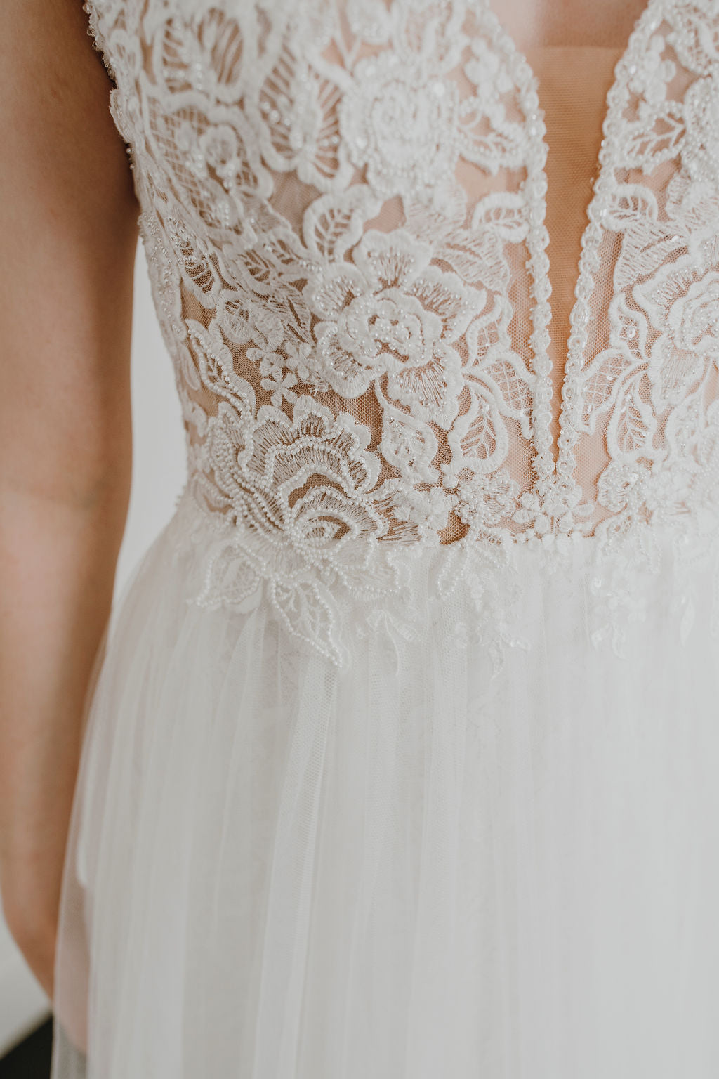 * EXCLUSIVITÉ* Demi *Échantillon taille 20* - robe boho romantique en dentelle avec haut brodée et dos dégagé * EXCLUSIVITÉ* Demi *Échantillon taille 20* - robe boho romantique en dentelle avec haut brodée et dos dégagé