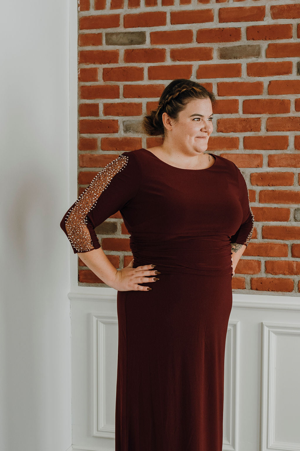 Genesis *échantillon taille 12 et 18* - robe de coupe droite en jersey extensible avec jambe fendue à l'arrière et détails perlés aux manches Genesis *échantillon taille 12 et 18* - robe de coupe droite en jersey extensible avec jambe fendue à l'arrière et détails perlés aux manches