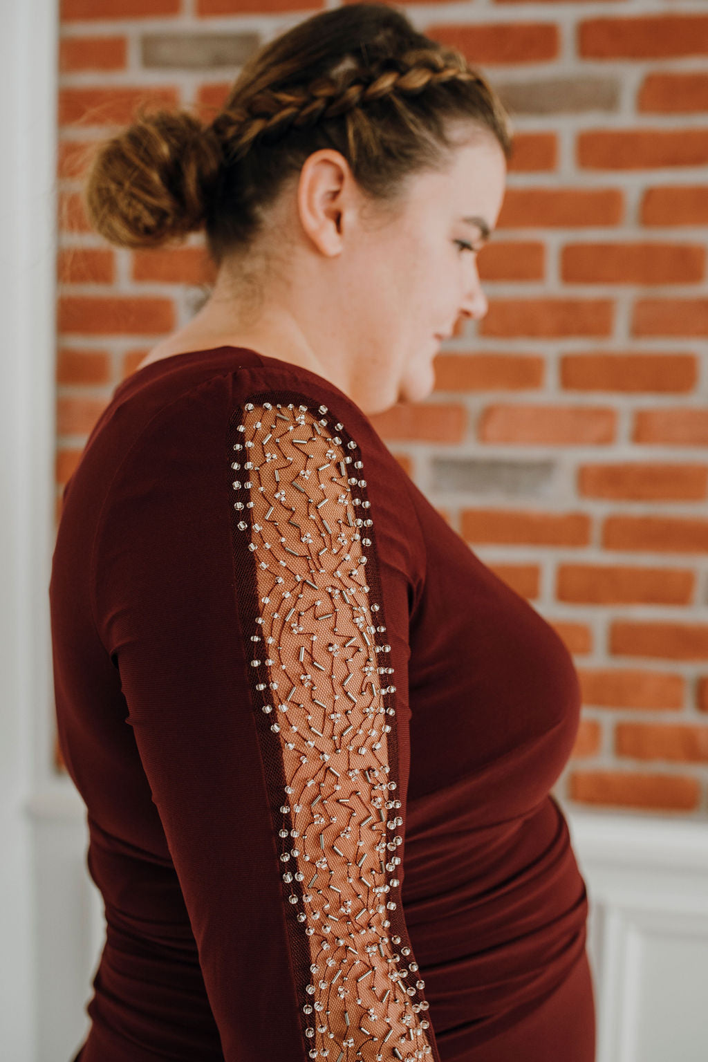 Genesis *échantillon taille 12 et 18* - robe de coupe droite en jersey extensible avec jambe fendue à l'arrière et détails perlés aux manches Genesis *échantillon taille 12 et 18* - robe de coupe droite en jersey extensible avec jambe fendue à l'arrière et détails perlés aux manches