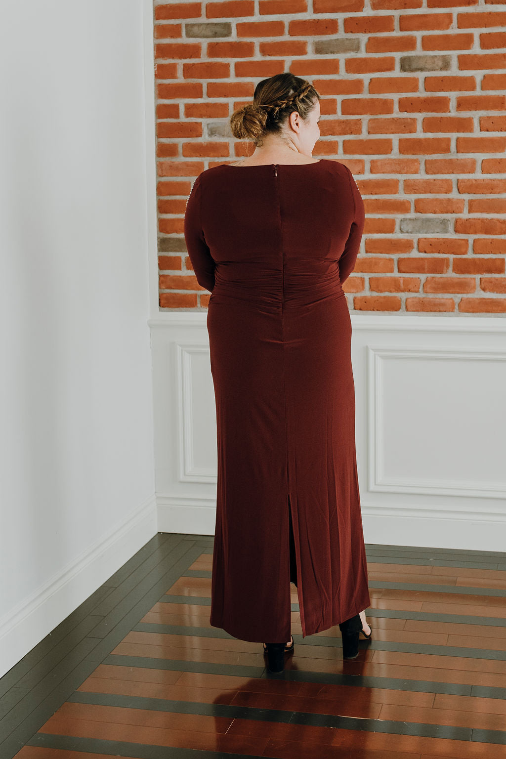 Genesis *échantillon taille 12 et 18* - robe de coupe droite en jersey extensible avec jambe fendue à l'arrière et détails perlés aux manches Genesis *échantillon taille 12 et 18* - robe de coupe droite en jersey extensible avec jambe fendue à l'arrière et détails perlés aux manches