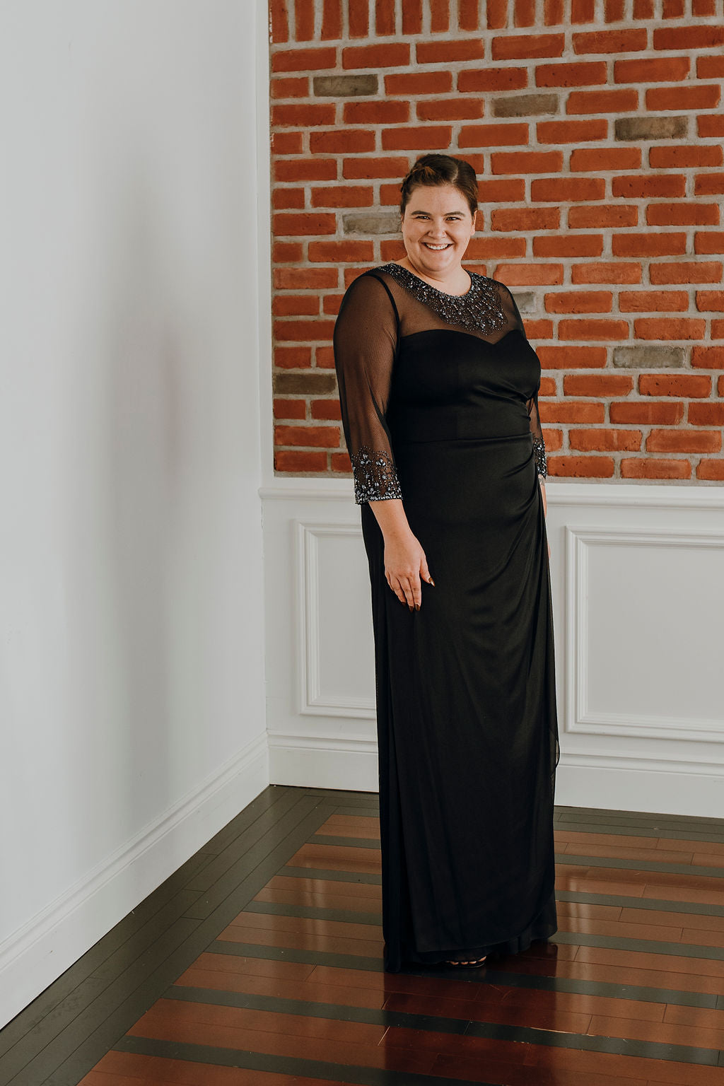 Addison *échantillon taille 18* - robe de coupe droite en jersey extensible avec manches 3/4 à haut illusion avec bijou brodé Addison *échantillon taille 18* - robe de coupe droite en jersey extensible avec manches 3/4 à haut illusion avec bijou brodé