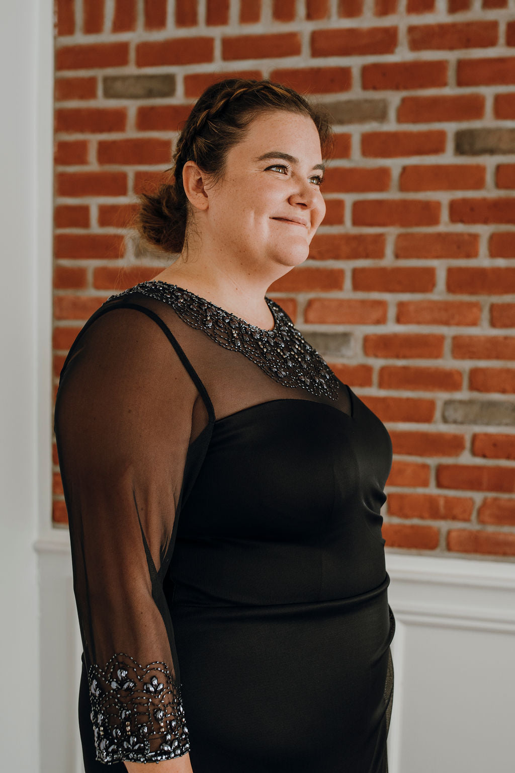 Addison *échantillon taille 18* - robe de coupe droite en jersey extensible avec manches 3/4 à haut illusion avec bijou brodé Addison *échantillon taille 18* - robe de coupe droite en jersey extensible avec manches 3/4 à haut illusion avec bijou brodé