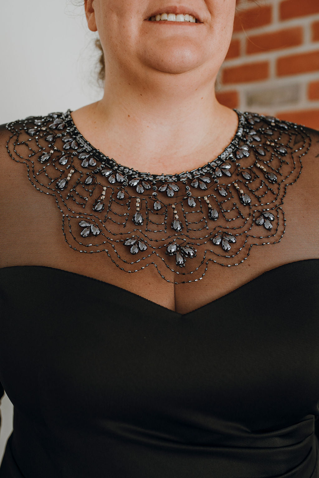 Addison *échantillon taille 18* - robe de coupe droite en jersey extensible avec manches 3/4 à haut illusion avec bijou brodé Addison *échantillon taille 18* - robe de coupe droite en jersey extensible avec manches 3/4 à haut illusion avec bijou brodé