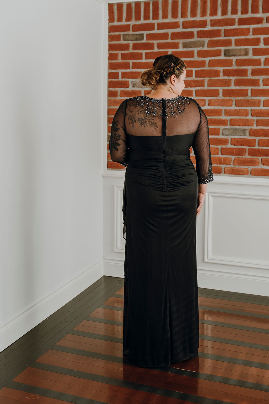 Addison *échantillon taille 18* - robe de coupe droite en jersey extensible avec manches 3/4 à haut illusion avec bijou brodé Addison *échantillon taille 18* - robe de coupe droite en jersey extensible avec manches 3/4 à haut illusion avec bijou brodé