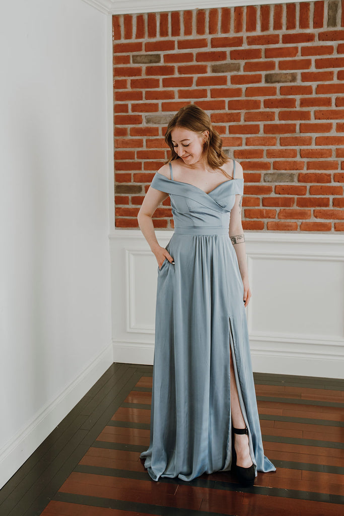 Harlyn - long dress in off-shoulder satin fabric with sweetheart neckline,  pockets, dropped straps and slit leg