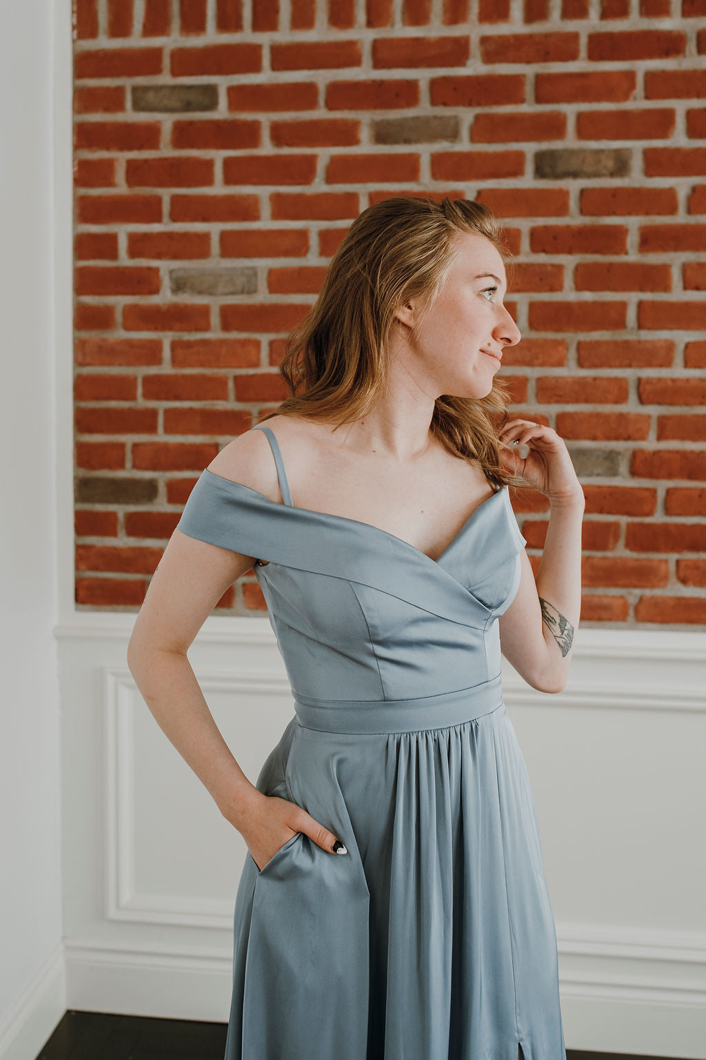 Harlyn - robe longue en tissus satiné off shoulders avec décolleté en coeur, poches, bretelles tombantes et jambe fendue Harlyn - robe longue en tissus satiné off shoulders avec décolleté en coeur, poches, bretelles tombantes et jambe fendue