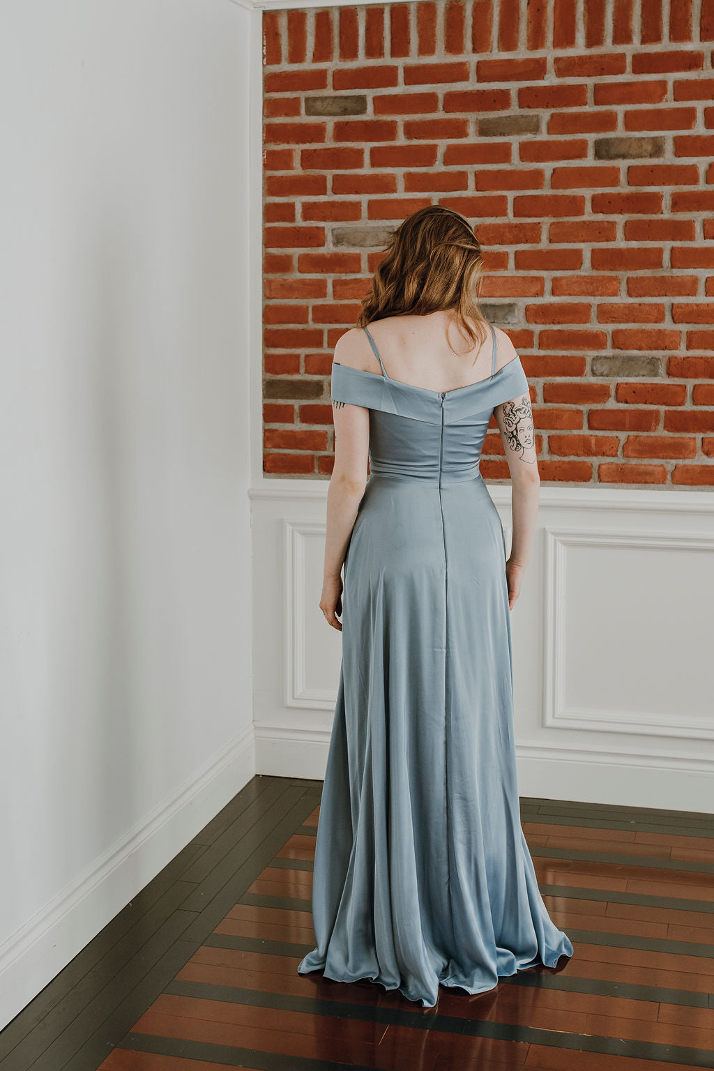 Harlyn - robe longue en tissus satiné off shoulders avec décolleté en coeur, poches, bretelles tombantes et jambe fendue Harlyn - robe longue en tissus satiné off shoulders avec décolleté en coeur, poches, bretelles tombantes et jambe fendue