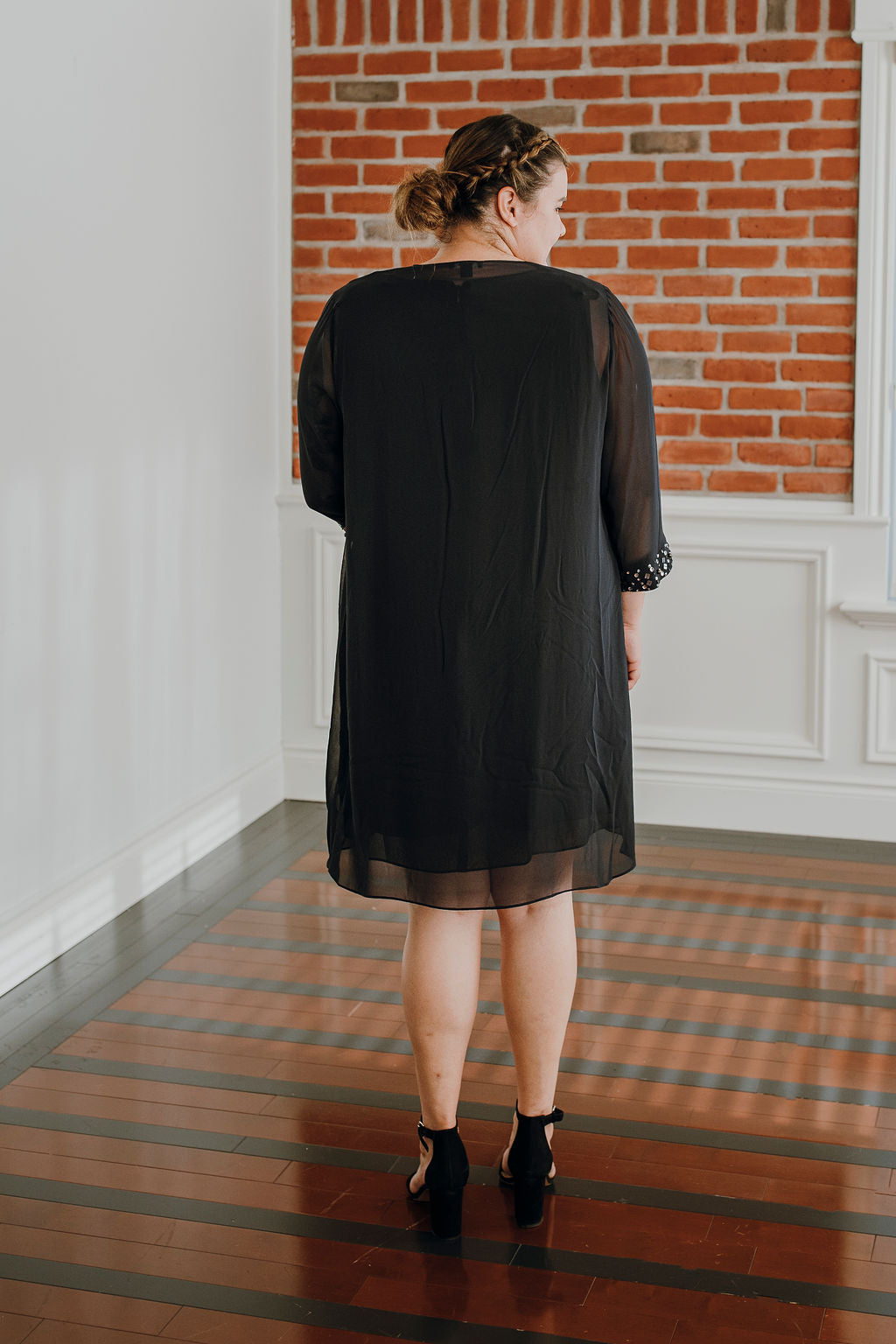 Birma *samples size 14 and size 16* - 2-piece set including a short, airy dress with beaded jewel at the collar and airy jacket with ¾ sleeves Birma *samples size 14 and size 16* - 2-piece set including a short, airy dress with beaded jewel at the collar and airy jacket with ¾ sleeves