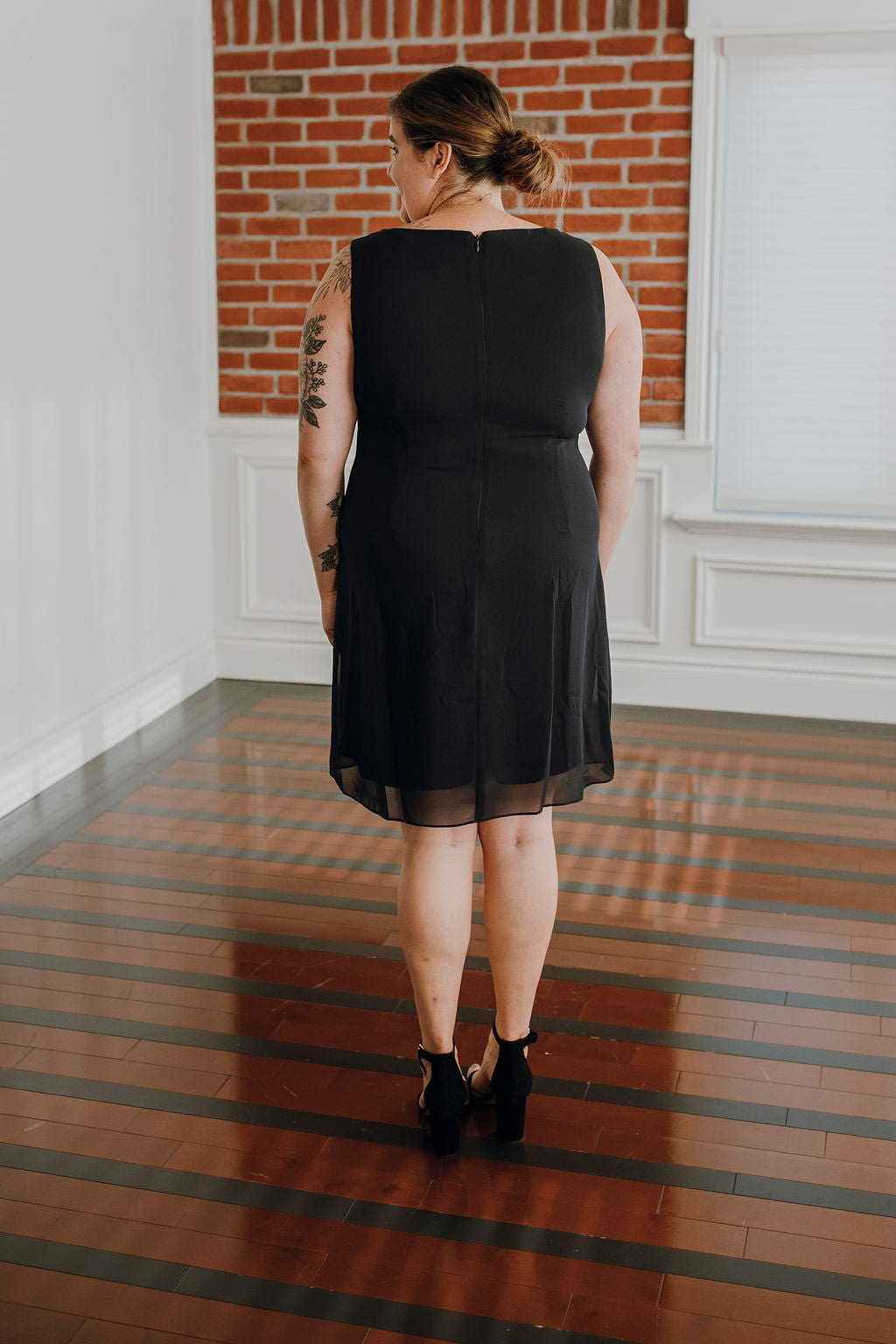 Birma *samples size 14 and size 16* - 2-piece set including a short, airy dress with beaded jewel at the collar and airy jacket with ¾ sleeves Birma *samples size 14 and size 16* - 2-piece set including a short, airy dress with beaded jewel at the collar and airy jacket with ¾ sleeves