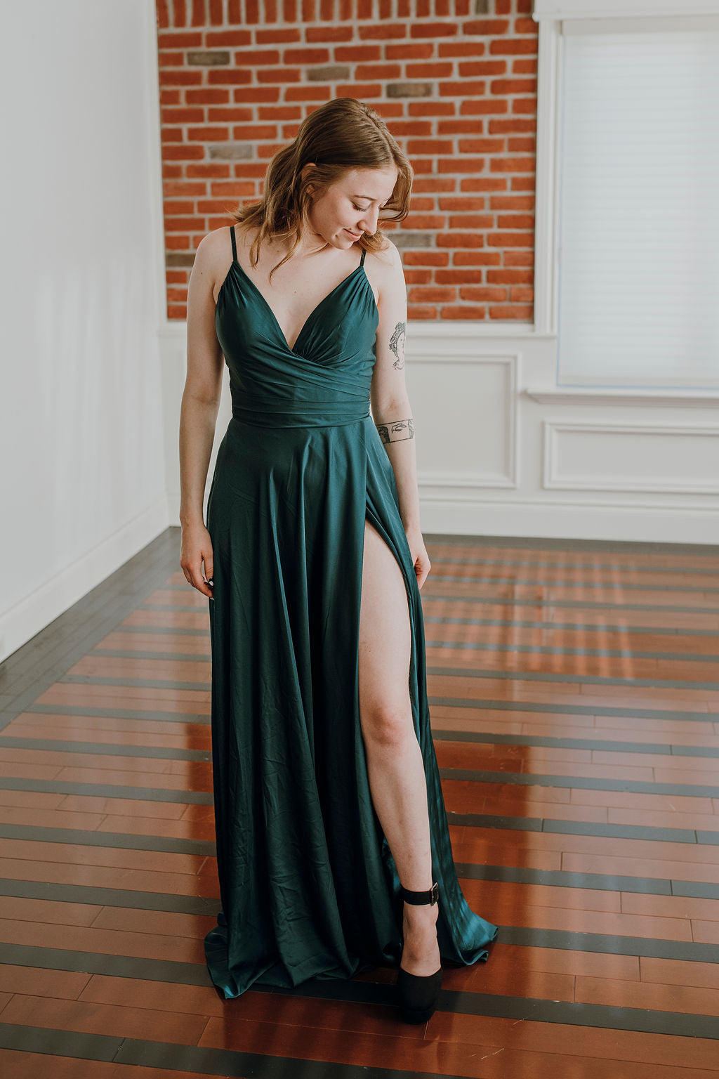 Preston *taille 16 à 24* - robe longue en tissus satiné avec décolleté en V plongeant, bretelles fines et jambe fendue Preston *taille 16 à 24* - robe longue en tissus satiné avec décolleté en V plongeant, bretelles fines et jambe fendue