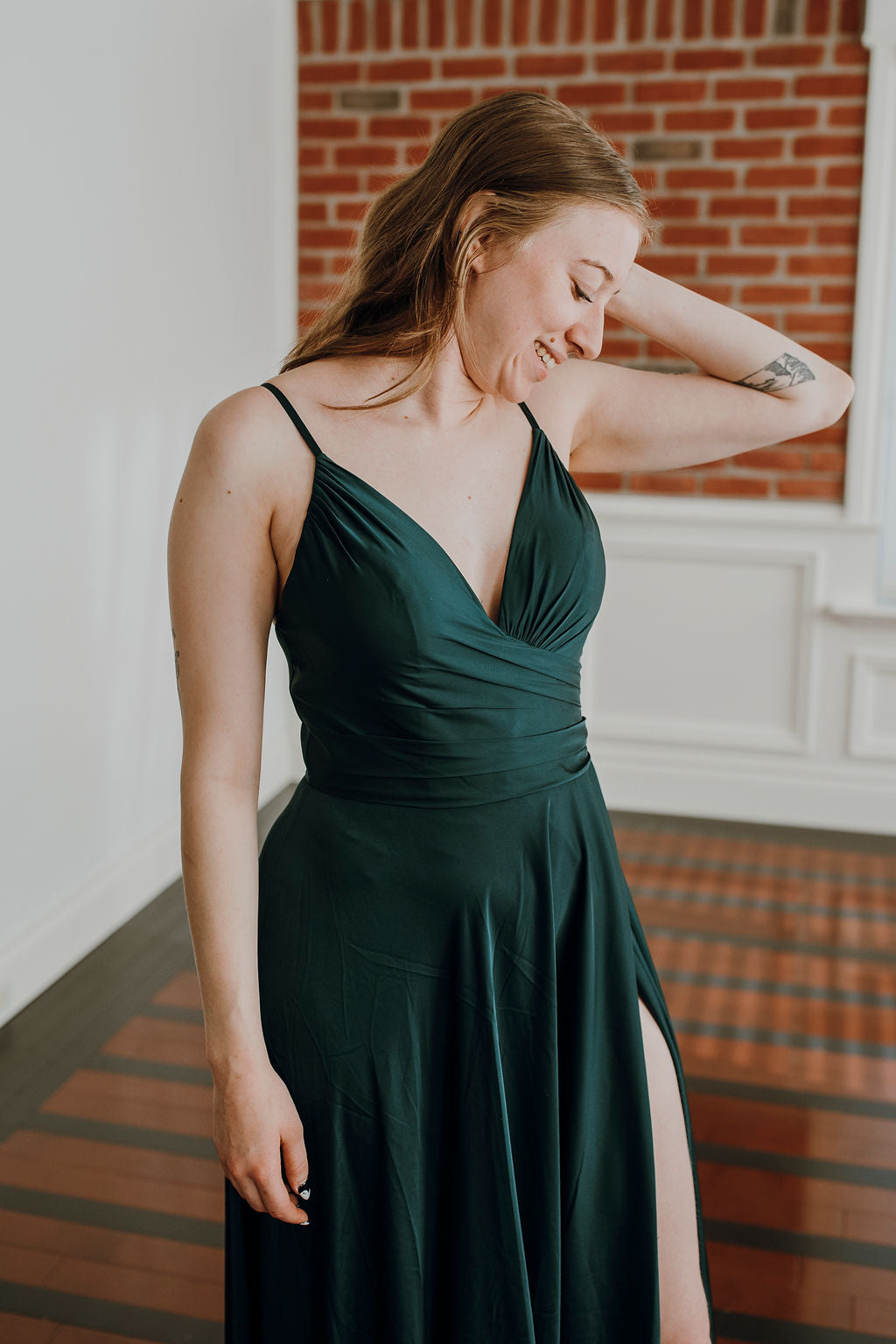 Preston *taille 16 à 24* - robe longue en tissus satiné avec décolleté en V plongeant, bretelles fines et jambe fendue Preston *taille 16 à 24* - robe longue en tissus satiné avec décolleté en V plongeant, bretelles fines et jambe fendue