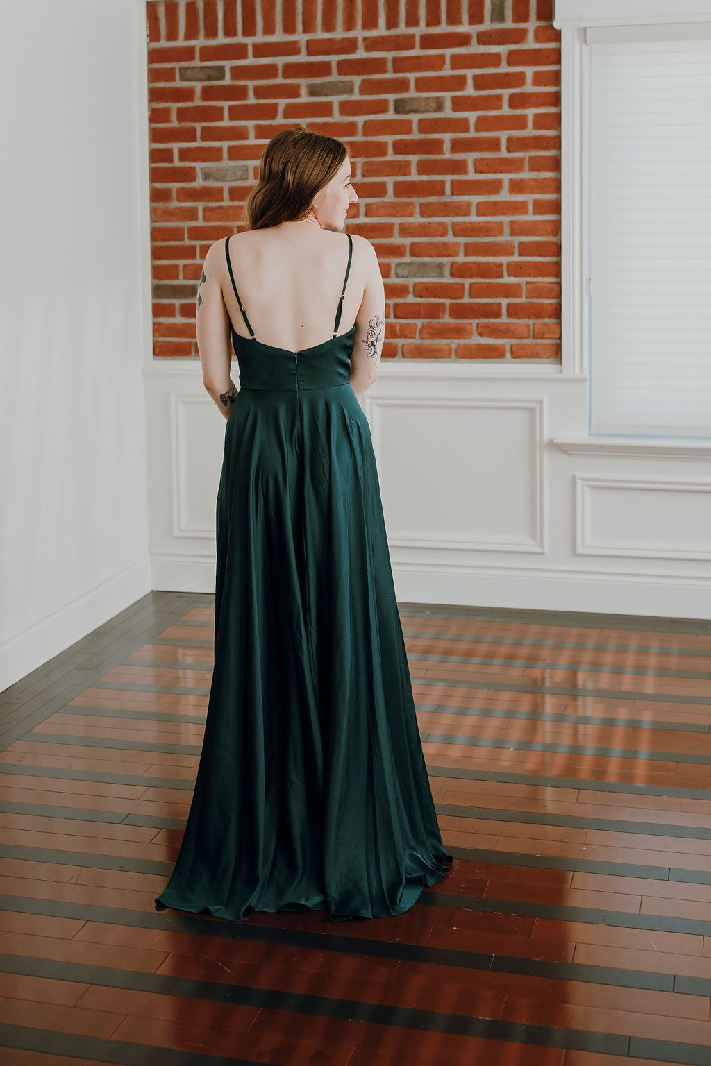 Preston *taille 16 à 24* - robe longue en tissus satiné avec décolleté en V plongeant, bretelles fines et jambe fendue Preston *taille 16 à 24* - robe longue en tissus satiné avec décolleté en V plongeant, bretelles fines et jambe fendue