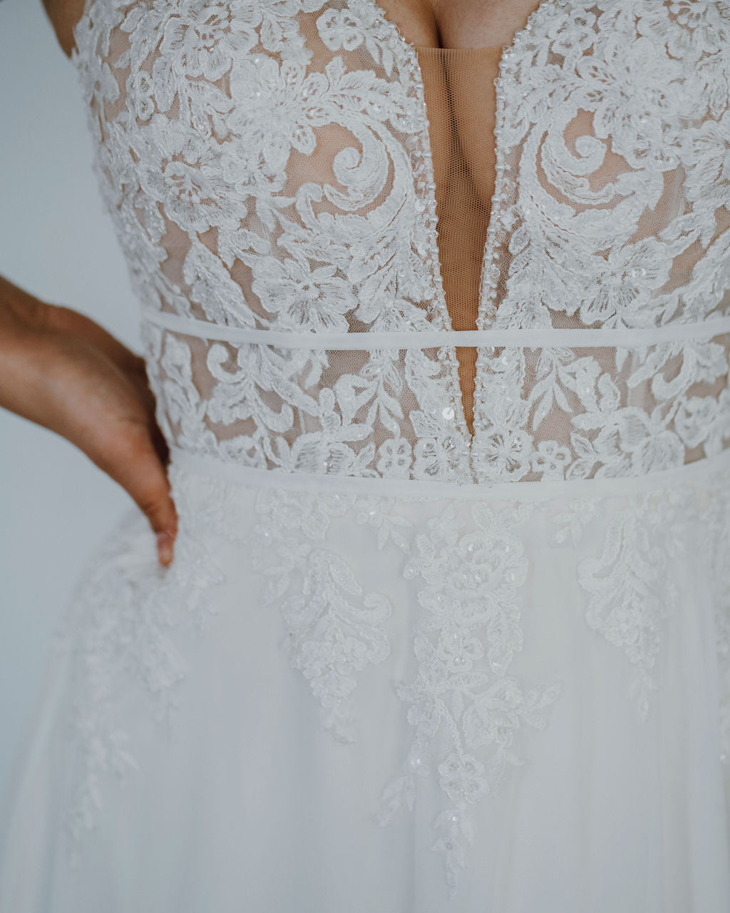 Shiloh - robe de mariée boho sans manches avec haut en V et décolleté illusion Shiloh - robe de mariée boho sans manches avec haut en V et décolleté illusion