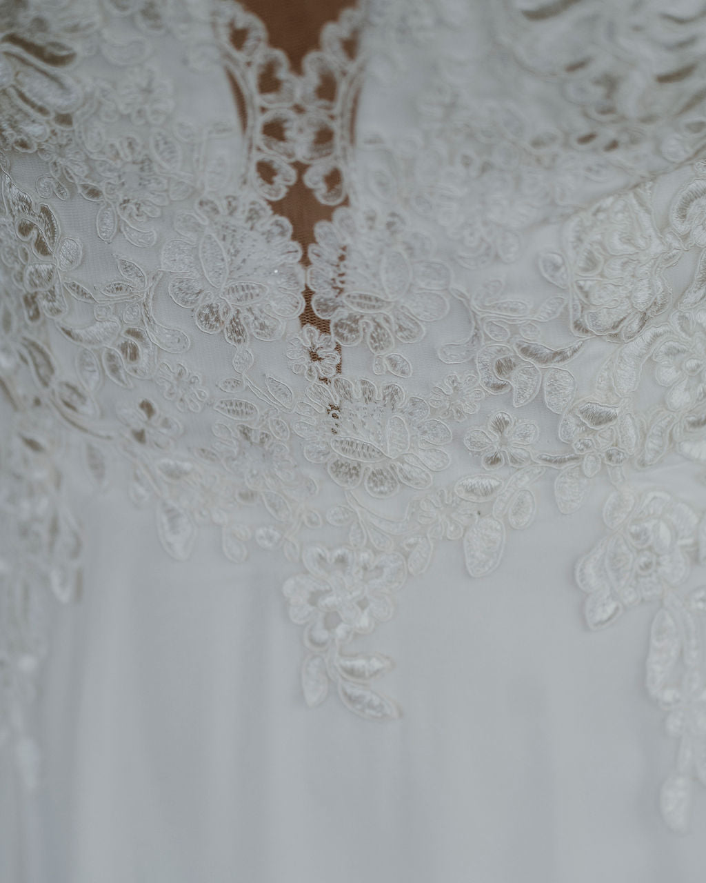 Diana - robe de mariée simple en dentelle et chiffon Diana - robe de mariée simple en dentelle et chiffon