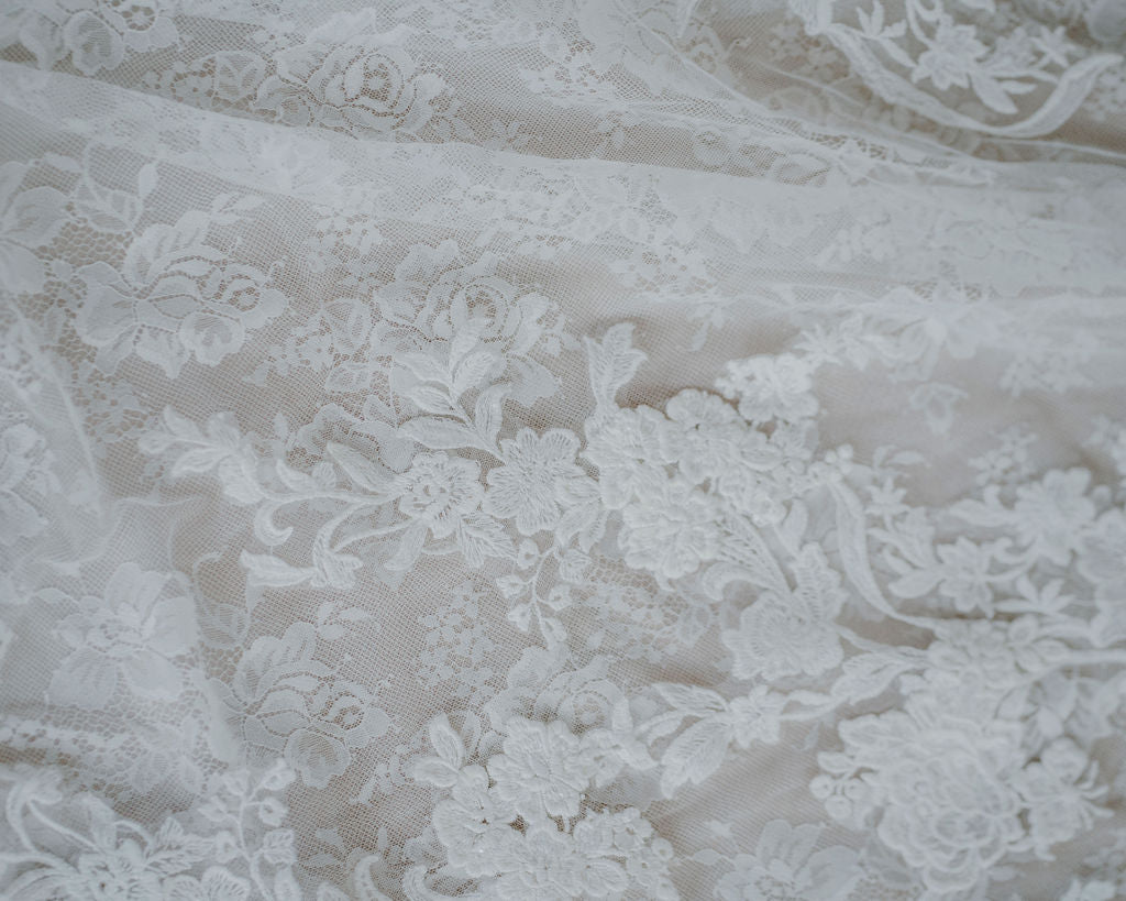 *EXCLUSIVITÉ* Donovan *échantillon taille 10* - robe de mariée boho ligne A avec manches bouffantes et dos illusion à boutons *EXCLUSIVITÉ* Donovan *échantillon taille 10* - robe de mariée boho ligne A avec manches bouffantes et dos illusion à boutons