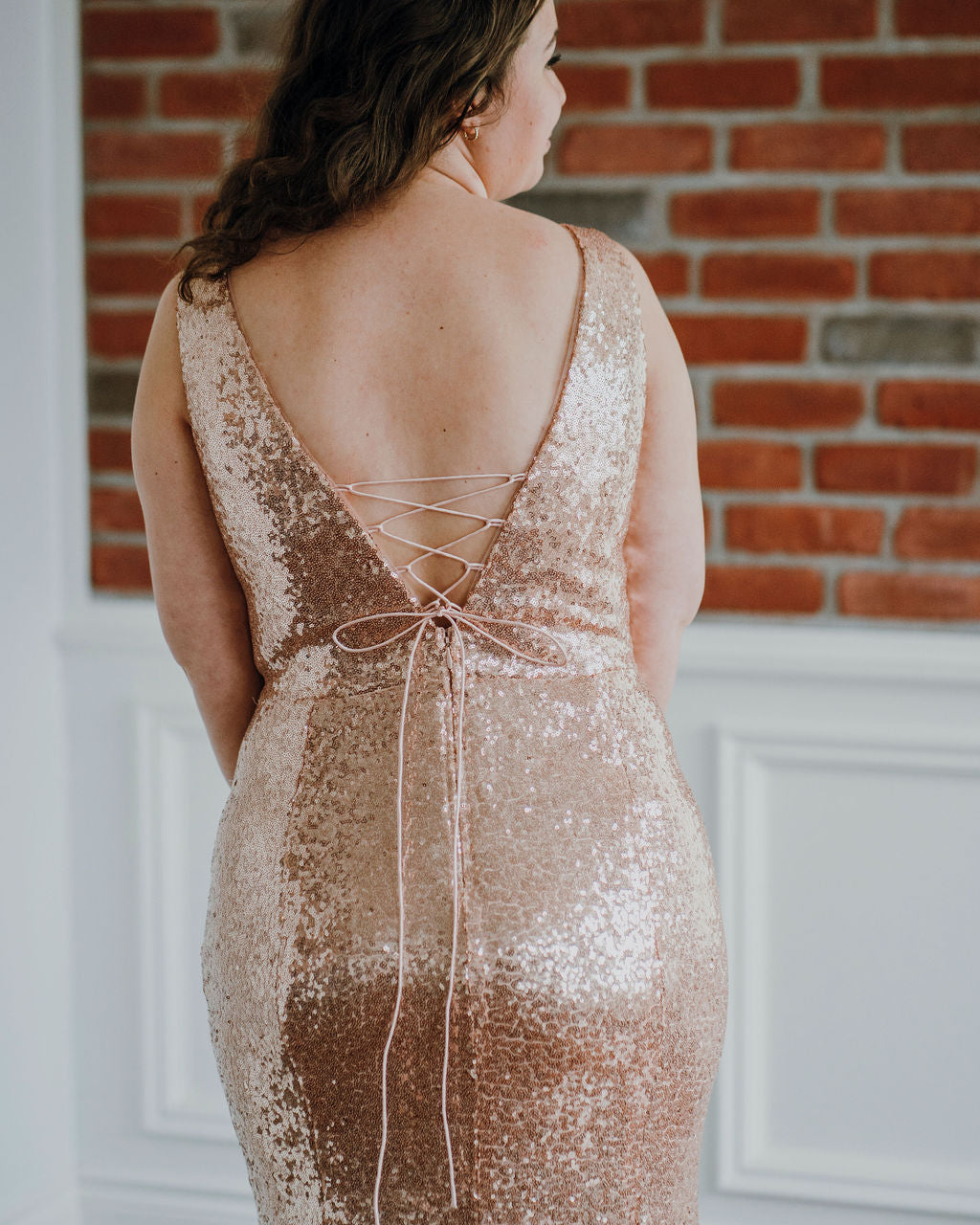 Dixon - Robe longue à coupe ajustée, décolleté en V, de style vintage à paillettes Dixon - Robe longue à coupe ajustée, décolleté en V, de style vintage à paillettes